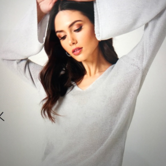 V-Neck lightweight cozy knit top - Picture 3 of 4